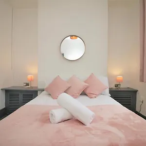 https://fitzroy-terrace-cosy-central-home-by-property-promise.cardiffhotelswales.com