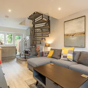 https://delightful-central-duplex-2-mins-to-station.cambridgehotelsuk.com